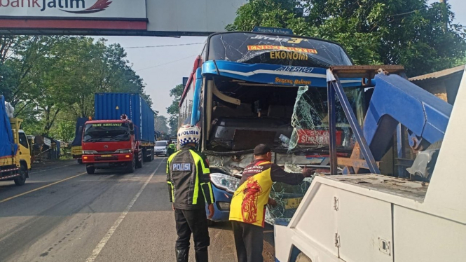 Truk Fuso Dihantam Bus Sugeng Rahayu dari Belakang di Bypass Mojokerto.