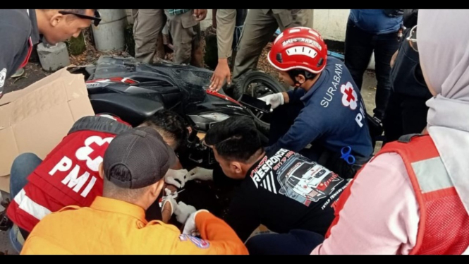 Petugas sedang mengevakuasi korban kecelakaan di Surabaya