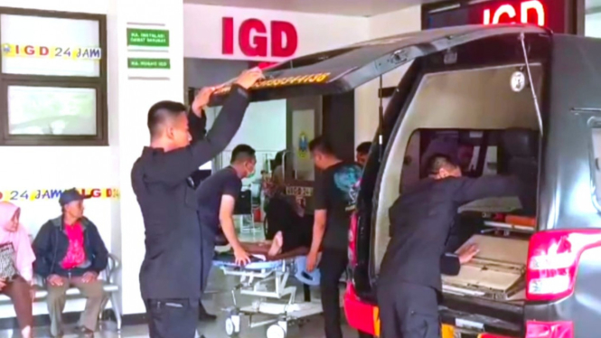 Dua korban baru saja tiba di IGD RS Bhayangkara Polda Jatim.