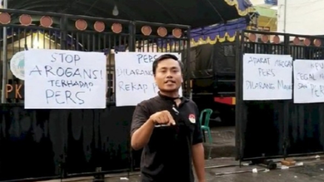Aksi protes pengusiran wartawan depan Gedung PKP RI Pamekasan.