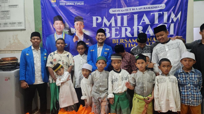 Suasana PKC PMII Jawa Timur bersama anak-anak panti asuhan.