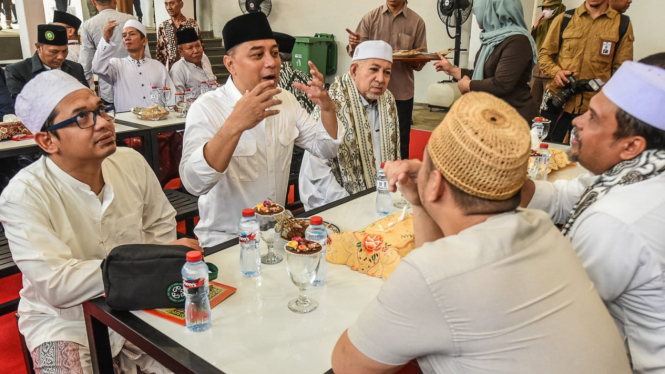 Wali Kota Surabaya saat menikmati kuliner di Serambi Ampel