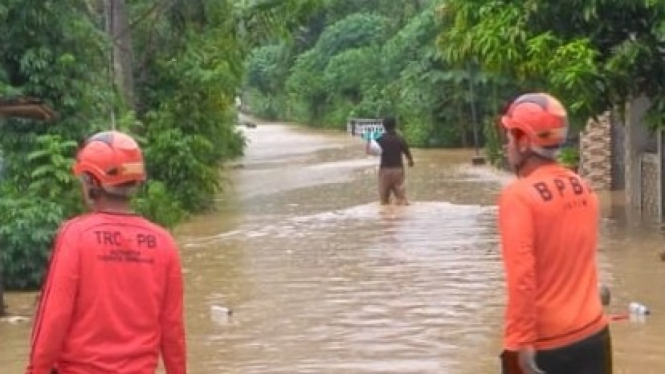 Banjir setinggi 40 centimeter remdam jalan dan pekarangan warga