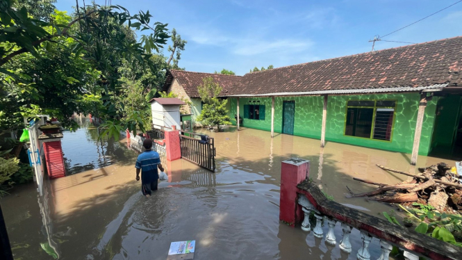 Sejumlah desa di Mojokerto dilanda banjir hingga setinggi lutut orang dewasa.