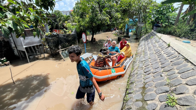 Petugas evakuasi korban terdampak Banjir di Mojokerto