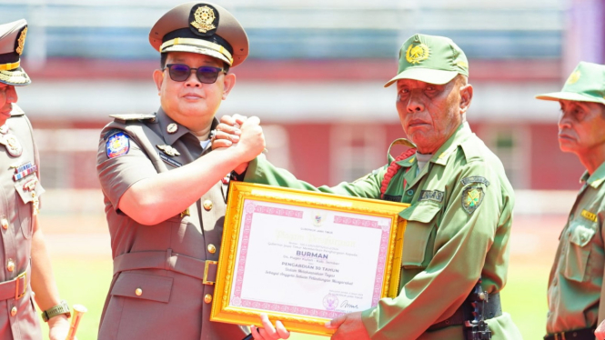 Pj Gubernur Jatim saat hadiri HUT Satpol PP, Satlinmas dan Damkar