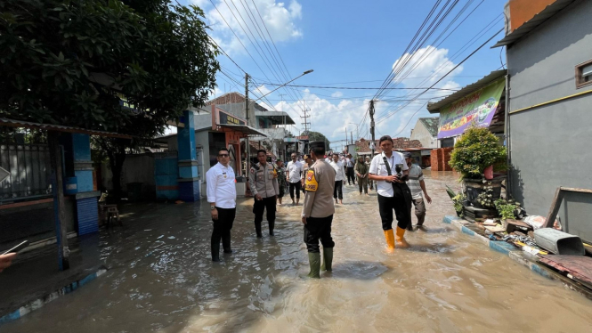 Pj Wali Kota Mojokerto saat meninjau banjir