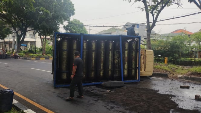 Truk pengangkut tabung oksigen terguling di Jalan Dr Ir H Soekarno Surabaya.