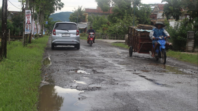 Jalan rusak di Kabupaten Trenggalek.
