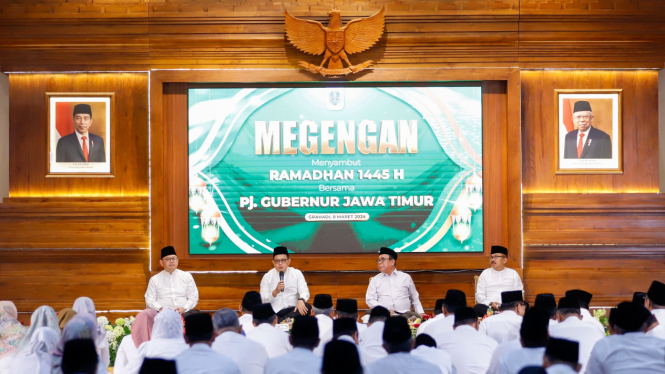 Pj Gubernur Jatim Adhy Karyono menggelar tradisi Megengan di Gedung Negara Grahadi Surabaya, Jumat (8/3) malam.