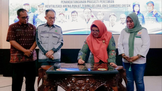 Wabup Gresik Aminatun Habibah didampingi Ketua KONI Gresik dr Anis