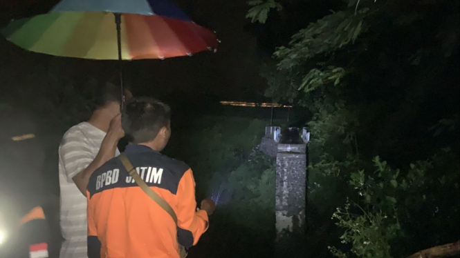 Petugas mengecek kondisi jembatan ambrol di Mojokerto