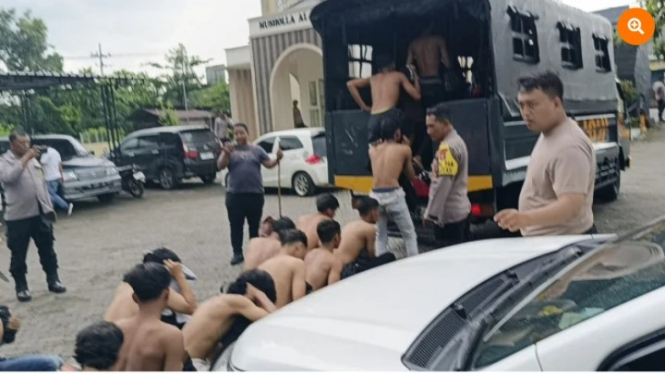 Anggota perguruan silat saat digelandang oleh polisi Jombang