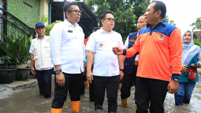 Pj Gubernur Jawa Timur Adhy Karyono saat meninjau banjir.