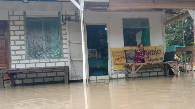 Banjir membuat warung Jumirah sepi.