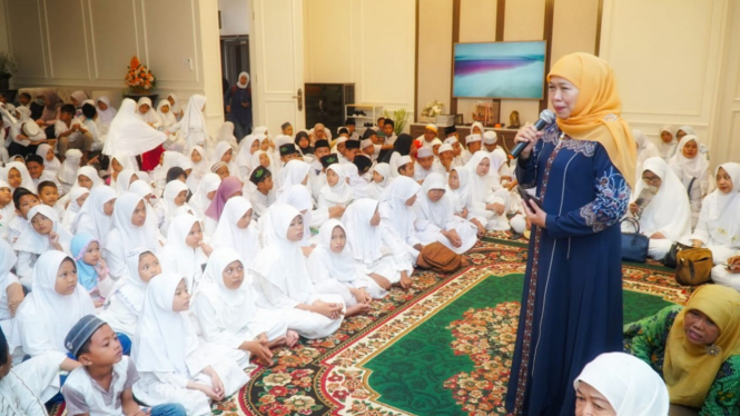 Khofifah Santuni Anak Yatim dan Dhuafa di Hari Pertama Ramadan