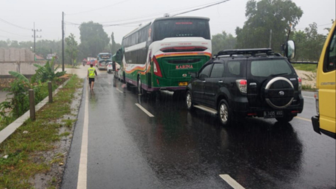 Arus lalu lintas di Jrengik Sampang macet akibat banjir
