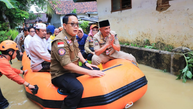 Pj Gubernur Jatim Gerak Cepat Tinjau Banjir di Bangkalan