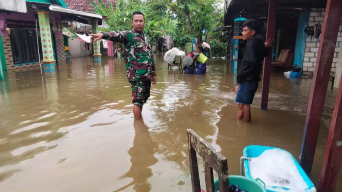 Petugas gabungan meninjau banjir luapan Bengawan Solo
