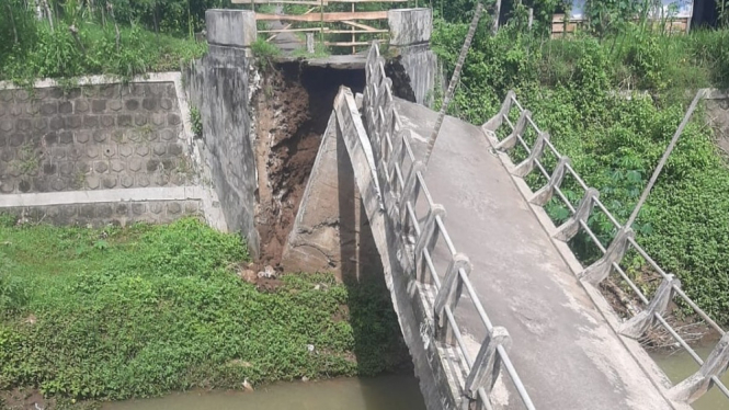 Suasana jembatan 15 meter ambruk di Tulungagung
