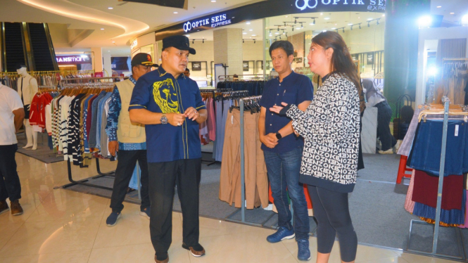 Kepala Satpol PP Gresik, Agustin Halomoan Sinaga saat memberikan arahan kepada pemilik cafe dan resto di mall.
