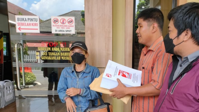Kader PSI di tingkat kecamatan Kota Surabaya saat mengadu ke polisi.
