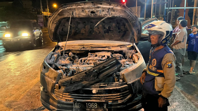 Kondisi mobil Innova Venturer usai terbakar di Mojokerto