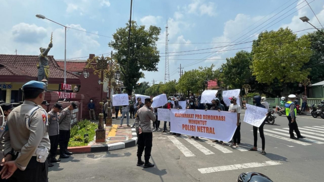 Masyarakat Pro Demokrasi geruduk Polres Mojokerto Kota buntut Postingan Akun Connie