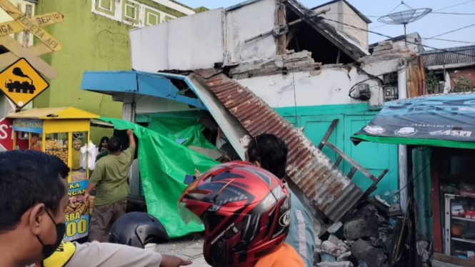 Gempa menyebabkan bangunan di Ngaglik, Kota Surabaya, runtuh.
