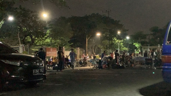Ratusan pasien RS Unair Surabaya dievakuasi di halaman parkir