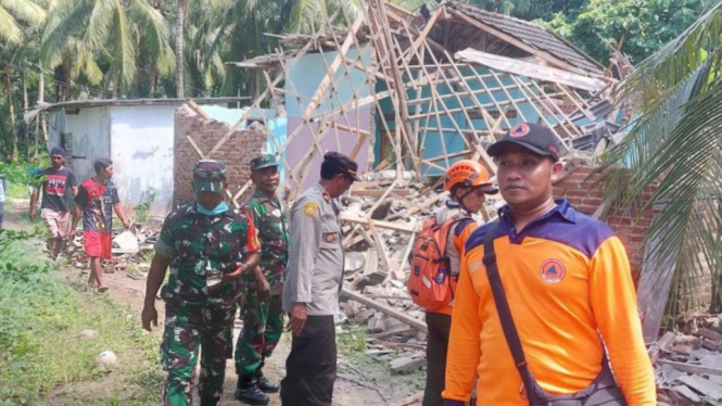 TNI dan Polri bersama BPBD Gresik melakukan tindakan bantuan di Bawean.