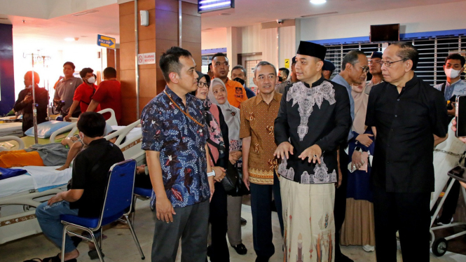 Wali Kota Surabaya saat meninjau Rumah Sakit Unair pasca gempa
