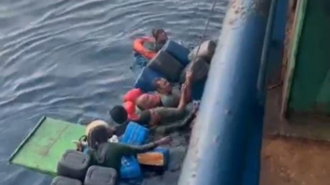 Para nelayan saat dievakuasi dan dibawa ke kapal
