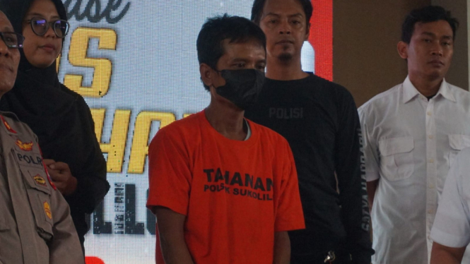Terduga pelaku pembunuhan saat dihadirkan di Polrestabes Surabaya.