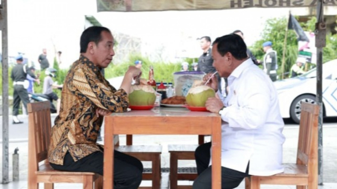 Momen kemesraan Jokowi dan Prabowo saat makan bakso