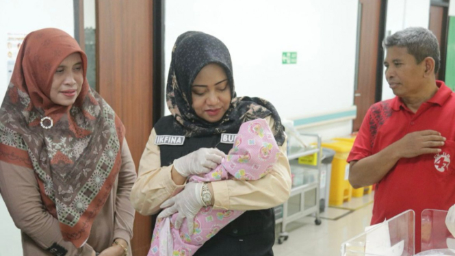 Bupati Mojokerto mengendong bayi terlantar di RSUD Prof dr Soekandar.