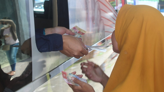 Penukaran uang pecahan di GOR Lembu Peteng Tulungagung.