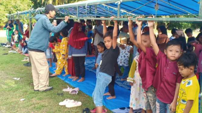 Anak-anak korban gempa Bawean mendapat trauma healing.