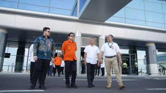 Pejabat (Pj) Gubernur Jawa Timur (Jatim) Adhy Karyono (baju orange) saat menunjau Bandara Dhoho