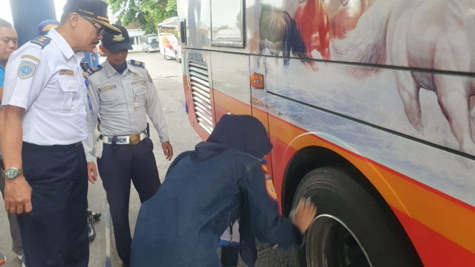 Petugas melakukan cek kelaikan armada bus di Terminal Gayatri
