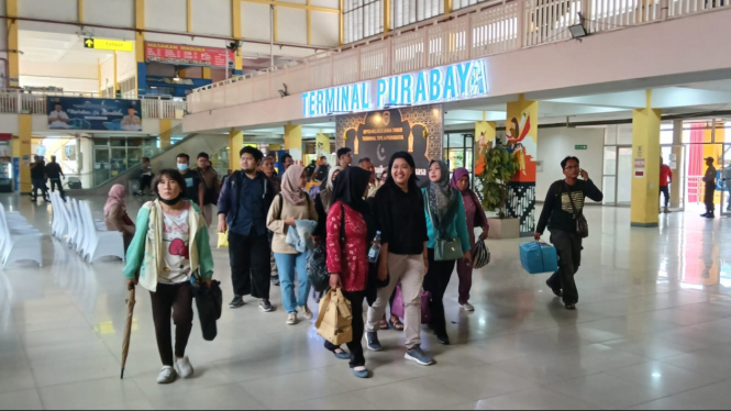 Suasana pemudik di Terminal Bungurasih Surabaya