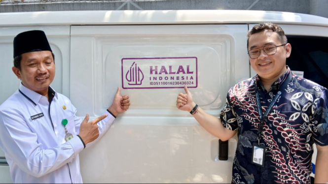 Stiker halal ditempel di kendaraan milik perusahaan logistik.