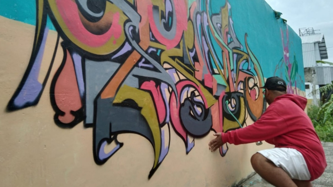 Suasana Komunitas Graffiti Mural Trenggalek sedang menggambar