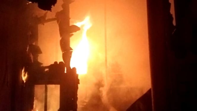 Api membakar ruangan mesin pabrik cokelat di Surabaya