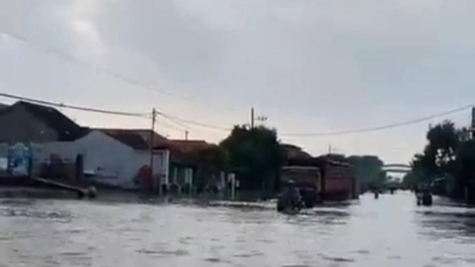 Banjir di Jalan Raya Kraton-Pasuruan