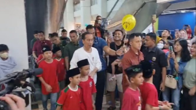 Momen Jokowi belikan anak yatim baju lebaran