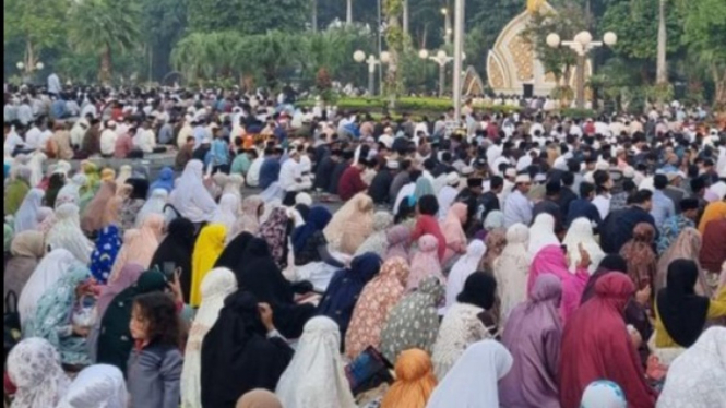 Jemaah salat Idul Fitri di Taman Surya Surabaya