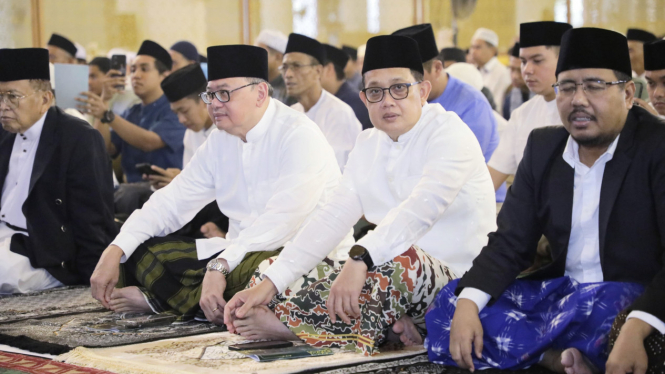 Pj. Gubernur Adhy Sholat Idul Fitri 1445 H di Masjid Nasional Al Akbar Surabaya.