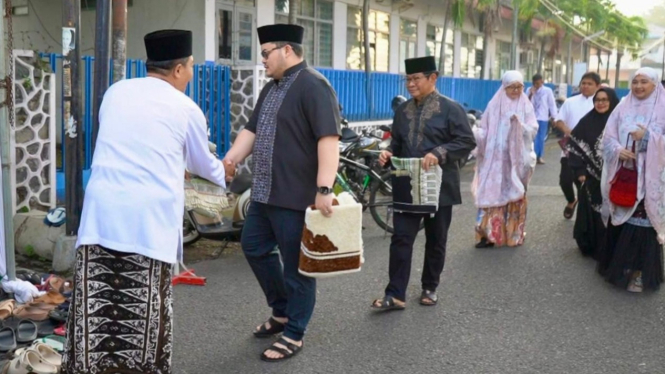 Bupati Kediri Hanindhito Himawan Pramana menyalami warga usai salat Idul Fitri