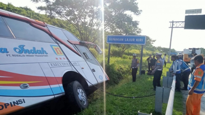 Bus Rosalia Indah usai kecelakaan tunggal di Tol Batang-Semarang